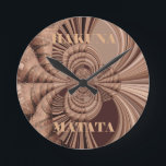 Relógio Redondo Girafa Sourveni tecido safari de Hakuna Matata<br><div class="desc">A lembrança tecida safari do girafa de Hakuna Matata Kenya a lembrança tecida do girafa de Hakuna Matata Kenya do vetor do vintage o safari retro bonito o mais atrasado está agora na cidade por o ano novo. Se você gosta de cores e do design elegantes espertos, este hipster chique...</div>