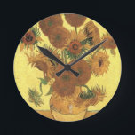 Relógio Redondo Girassóis por Van Gogh<br><div class="desc">Vida Estática: Vase com Quinze Girassóis Pintura por Vincent van Gogh Por expressionismo não é simplesmente uma forma de ver as coisas: é também uma forma de as fazer, de as pintar. Um expressionista não pinta "plano" e em tons puros - ele quebra seus tons e os aplica com uma...</div>