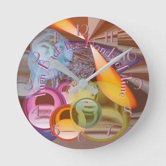 Relógio Redondo Gire para trás as mãos do tempo algo inverso outro