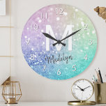 Relógio Redondo Glitter de Pastel Fundo de BokehGlitant<br><div class="desc">Personalize facilmente este elegante padrão colorido de brilho com seu nome personalizado e/ou monograma.</div>