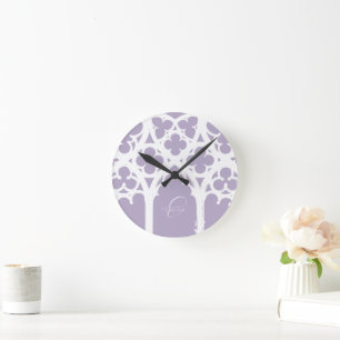 Relógio Redondo Gótico Minimalista Caligrafia Lavanda Janela