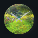 Relógio Redondo Grande Allee de Monet, jardim de Monet, bonito<br><div class="desc">Transporte-se para o belo Grande Allee no jardim de Claude Monet sempre que você verificar o tempo neste relógio da parede redonda. A imagem foi tirada no final do verão em Giverny,  França. Tantos tons de verde e cores florais nesta seção do famoso jardim do pintor.</div>