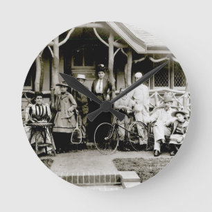 Relógio Redondo Grupo da família, c.1900 (foto de b/w)