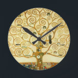 Relógio Redondo Gustavo Klimt a árvore da arte Nouveau do vintage<br><div class="desc">Gustavo Klimt a árvore da pintura de Nouveau da arte do vintage da vida A árvore de vida, friso de Stoclet (francês: L'Arbre de Vie, friso de Stoclet) é uma pintura pelo pintor austríaco Gustavo Klimt do symbolist. Foi terminada em 1909 e é baseada no estilo (moderno) de Nouveau da...</div>