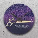 Relógio Redondo Hair Stylist Magic Purple Glitter Drives Salon<br><div class="desc">Hair Stylist Magic Purple Glitter Coloca Relógios de Salão de Bela.</div>