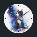 Relógio Redondo Ilustração Adorável de Aquarela Tuxedo Cat<br><div class="desc">Um desenho animado do estilo aquarela ilustra um gato preto e branco olhando para as estrelas à noite.</div>