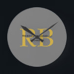Relógio Redondo Iniciais para Adicionar Nome a Monograma de Cor Do<br><div class="desc">Você pode facilmente alterar as fontes,  a imagem de fundo e a cor,  os caracteres de letra.</div>