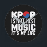 Relógio Redondo Kpop é o meu gráfico de slogan de vida (escuro)<br><div class="desc">O relógio de parede com a citação 'Kpop não é apenas música,  é minha vida',  uma declaração de excelente que representa todos os fãs dedicados do Kpop disponíveis em diferentes cores e estilos.</div>