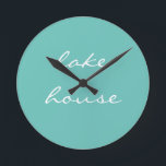 Relógio Redondo Lago House Teal Blue Aqua White Elegant Legal 2020<br><div class="desc">Projetado com belos fundos azuis claros,  isto é perfeito para presentes e decoração domiciliar para casas de lakeshore ou novas casas. Você pode mudar a cor de fundo se desejar!</div>