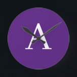 Relógio Redondo Letra inicial Monograma Estilo moderno roxo<br><div class="desc">Você gostaria de ter um produto com as iniciais do seu nome? É muito simples,  estética e atraente.</div>