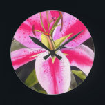 Relógio Redondo Lily rosa quente Tenerife pop art flor de aquarela<br><div class="desc">com design original de pintura aquosa feita pelo artista Sacha Grossel,  de flor lírio rosa quente,  em estilo macro pop de arte. Este design floral inspirado botânico é muito brilhante e colorido com pétalas cor-de-rosa intensas e fundo verde.</div>