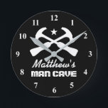 Relógio Redondo Logotipo de martelo manual para garagem de carros<br><div class="desc">Logotipo de martelo de Manly, garagem de carro ou relógio de mancaverna. Presente personalizado de relógio preto e branco. design de ferramenta cruzada legal com nome personalizado e cor de fundo. Ideia de presente de Natal ou Aniversário para marido, pai, namorado, avô, chefe, colega de trabalho, carpinteiro, contratado, menino, crianças...</div>