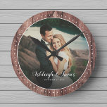 Relógio Redondo Madeira Personalizada Rústica Moderna de Fotografi<br><div class="desc">Relógio de parede de casamento rústico moderno com um lindo design de letra à mão romântica, seus nomes personalizados e foto favorita. Ótimo presente para recém-casados, aniversário ou Dia dos Namorados! O painel de madeira escura em estilo fazenda com textura ao fundo torna-o uma ótima adição para qualquer decoração de...</div>
