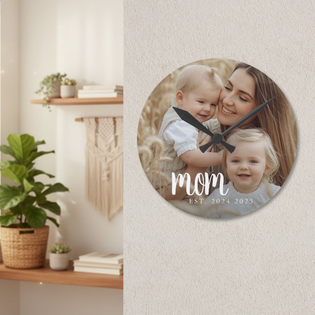 Relógio Redondo Mãe criou Foto Moderna de Script Branco (modern white script photo mom established year date kids picture mothers day gift for new mama)