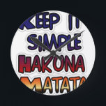 Relógio Redondo Mantenha Simples Hakuna Matata Art Impressão<br><div class="desc">Mantenha Simples Impressão De Arte De Hakuna Matata. Adote positividade e simplicidade com o vibrante impressão de arte "Mantenha Simples Hakuna Matata", um lembrete alegre para aproveitar a vida. Descrição: Este trabalho de arte apresenta a frase "MANTER A TI SIMPLES, HAKUNA MATATA", organizada em formato empilhado, criando um design arrojado...</div>