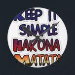 Relógio Redondo Mantenha Simples Hakuna Matata Art Impressão<br><div class="desc">Mantenha Simples Impressão De Arte De Hakuna Matata. Adote positividade e simplicidade com o vibrante impressão de arte "Mantenha Simples Hakuna Matata", um lembrete alegre para aproveitar a vida. Descrição: Este trabalho de arte apresenta a frase "MANTER A TI SIMPLES, HAKUNA MATATA", organizada em formato empilhado, criando um design arrojado...</div>
