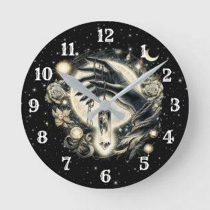 Relógio Redondo Mão Segurando um Cristal sob a Lua