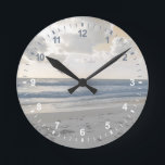 Relógio Redondo Mar Serene<br><div class="desc">Serene Sea I de Sharon Chandler. Apresenta uma visão pitoresca das ondas oceânicas,  areia e céus macios.</div>