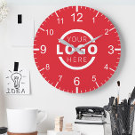 Relógio Redondo Marca do Promocional de logotipo da empresa person<br><div class="desc">Adicione seu logotipo corporativo personalizado para criar um relógio exclusivo na parede. Torna um promocional de excelente oferecido ou presente corporativo para clientes,  fornecedores,  funcionários ou outras pessoas especiais. Escolha entre diferentes formas e tamanhos de relógio. Nenhuma quantidade mínima,  nenhuma taxa de configuração.</div>