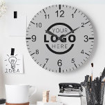 Relógio Redondo Marca do Promocional de logotipo da empresa person<br><div class="desc">Adicione seu logotipo corporativo personalizado para criar um relógio exclusivo na parede. Torna um promocional de excelente oferecido ou presente corporativo para clientes,  fornecedores,  funcionários ou outras pessoas especiais. Escolha entre diferentes formas e tamanhos de relógio. Nenhuma quantidade mínima,  nenhuma taxa de configuração.</div>