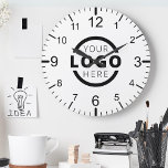 Relógio Redondo Marca do Promocional de logotipo da empresa person<br><div class="desc">Adicione seu logotipo corporativo personalizado para criar um relógio exclusivo na parede. Torna um promocional de excelente oferecido ou presente corporativo para clientes,  fornecedores,  funcionários ou outras pessoas especiais. Escolha entre diferentes formas e tamanhos de relógio. Nenhuma quantidade mínima,  nenhuma taxa de configuração.</div>