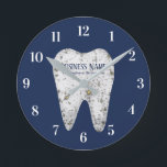 Relógio Redondo Marinho branco moderno do dente dos cuidados<br><div class="desc">Pulsos de disparo de mármore modernos do marinho do dente dos cuidados dentários do escritório do dentista.</div>