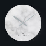 Relógio Redondo Mármore Branco com Monograma e Nome Personalizados<br><div class="desc">Mármore branco com monograma personalizado e nome com monograma e nome na cinza estilo de fonte sans serif moderno em fundo de mármore branco.
Perfeito como presente de casa, presente de casamento, presente de feriado, presente de reunião familiar e presente para qualquer ocasião especial.</div>