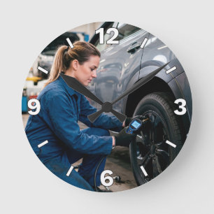 Relógio Redondo Mechanic Checking Tire Pressure Automotive Garage