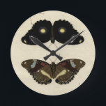 Relógio Redondo Medley da Borboleta Colorida no Fundo de Creme<br><div class="desc">Uma medalha de borboleta muito colorida colocada sobre um fundo creme. Cada inseto é desenhado com um detalhe refinado,  capturando a beleza e a essência de cada criatura única. Um presente excelente para o amante da borboleta na sua vida!</div>