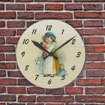 Relógio Redondo Menina carnudo bonito do vintage dos mordentes com<br><div class="desc">Este pulso de disparo numerado para sua decoração home é uma cor do tan claro com números pretos e uma imagem do vintage de uma menina bonito com mordentes carnudos que veste um chapéu azul que guardara sua boneca. uma outra boneca e uma casa de boneca estão em seus pés....</div>
