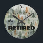 Relógio Redondo Mister Forest Oficialmente Aposentado ou QUALQUER<br><div class="desc">Escolher de 3 tamanhos, um relógio de parede com uma cena de floresta nebulosa é um tema perfeito para um presente de aposentadoria masculina, presente de aniversário para um caçador ou outdoorsman e muito mais. Todos os textos e fontes podem ser alterados, simplesmente clique no botão PERSONALIZAR. Convites, guardanapos, pratos,...</div>