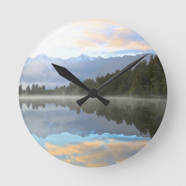 Relógio Redondo Misty Lake Trees Reflete Natureza Tranquila (Frente)