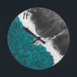 Relógio Redondo Modern Artsy Teal Blue Ocean Praia<br><div class="desc">Decorre sua casa com esta design moderna que apresenta uma arte e moderna azul-lacaio e cinza de ondas de praia oceânica negra, impressão que melhorará sua decoração com um sentimento personalizado e personalizado. Este design único e moderno irá adicionar a atitude e o estilo da sua casa. Você também pode...</div>