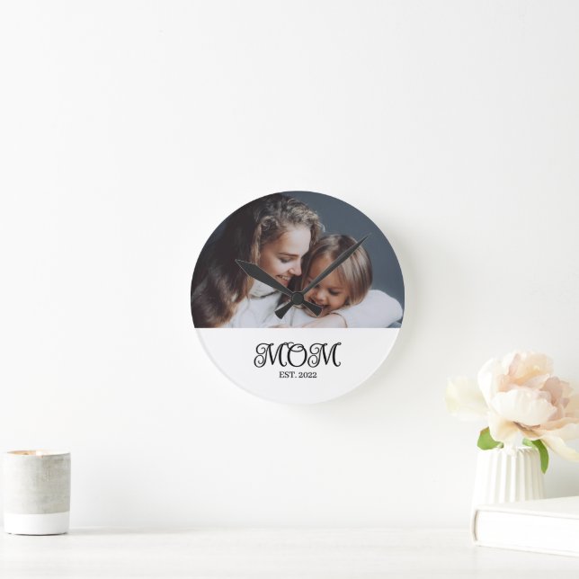 Relógio Redondo Mom Established Modern Black Script Photo (Lar)