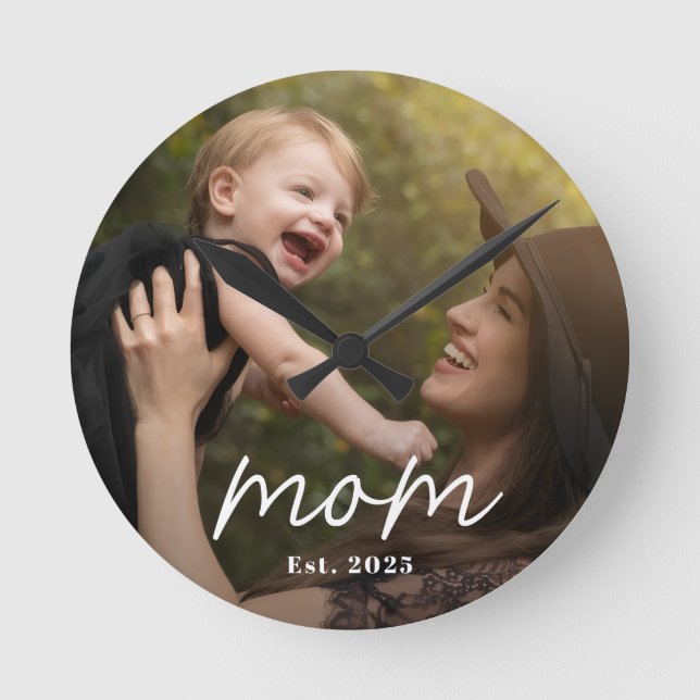 Relógio Redondo Mom Established Modern White Script Photo (Frente)