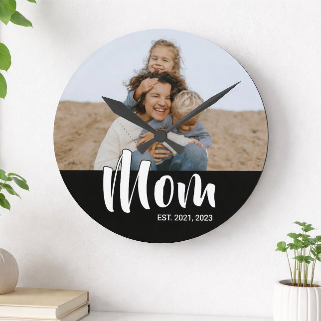 Relógio Redondo Mom Established Modern White Script Photo (Mom Established Modern White Script Photo Round Clock)