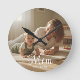 Relógio Redondo Mom Established Modern White Script Photo Clock