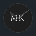 Relógio Redondo Monograma branco preto<br><div class="desc">Malas de Monograma Branco Preto Moderno. Belo design com texto branco de monograma inicial duplo em preto. Personalize com seu próprio texto. Seria um excelente presente para aniversários,  feriados,  graduações,  promoções,  qualquer ocasião especial ou para o dia a dia.</div>