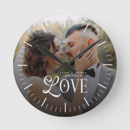 Relógio Redondo Monograma de Casal de Foto de Casamento Personaliz
