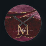 Relógio Redondo Monograma de Geodo de Agate Dourado Vermelho Burgu<br><div class="desc">Glitter Dourado Glitter Agate Geode Gemstone Gemstone Elegante - Glam - Relógios de Script Feminina Monogramas</div>