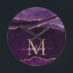 Relógio Redondo Monograma de Glitter de Agate Dourado Violeta Roxo<br><div class="desc">Glitter Glitter Agate Geode Gemstone Gemstone Elegante - Leitura Dourada de Glitter Glitter Monogramas Feminina com Nome de Script</div>