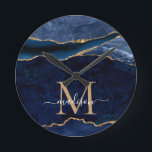 Relógio Redondo Monograma de Glitter Gíster Azul de Agate Dourado<br><div class="desc">Marinho Glam Moderno Glitter Azul Dourado Glitter Agate Geode Gemstone Gemstone Elegante Monograma Script Clocks</div>