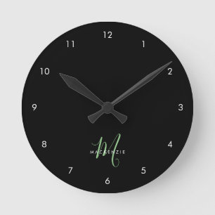 Relógio Redondo Monograma de Script Verde Preto Moderno Elegante