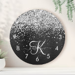 Relógio Redondo Monograma do Sparkle Preto com Glitter de Prata Pe<br><div class="desc">Personalize facilmente esta elegante design de relógio redondo,  de tendência,  com brilho bonito prateado em um fundo metálico escovado preto.</div>