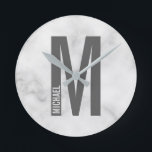 Relógio Redondo Monograma e Nome de Negrito Personalizado Moderno<br><div class="desc">Design de Monograma moderno com letra monográfica "M" personalizada e nome no estilo de letra sans sans moderno, em negrito. Observe que os detalhes do mármore são simulados no trabalho de arte. Não será utilizado nenhum mármore real no fazer deste produto.</div>