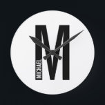 Relógio Redondo Monograma e Nome de Negrito Personalizado Moderno<br><div class="desc">Design de Monograma moderno com letra monográfica "M" personalizada e nome no estilo de letra sans sans moderno, em negrito.</div>