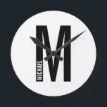 Relógio Redondo Monograma e Nome de Negrito Personalizado Moderno<br><div class="desc">Design de Monograma moderno com letra monográfica "M" personalizada e nome no estilo de letra sans sans moderno,  em negrito.</div>