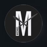 Relógio Redondo Monograma e Nome Moderno Personalizado em Negrito<br><div class="desc">Design de Monograma moderno com letra monográfica "M" personalizada e nome no estilo de letra sans sans moderno, em negrito.</div>