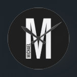 Relógio Redondo Monograma e Nome Moderno Personalizado em Negrito<br><div class="desc">Design de Monograma moderno com letra monográfica "M" personalizada e nome no estilo de letra sans sans moderno,  em negrito.</div>