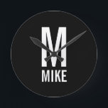 Relógio Redondo Monograma e nome personalizados modernos<br><div class="desc">Design de monograma preto-e-branco moderno, apresentando um monograma personalizado e nome no estilo de fonte moderno bold sans serif. Presente único para pai, marido, avós e muito mais. Perfeito também como acessórios modernos de decoração de casa, presente de aniversário, presente de feriado, presente de reunião familiar, presente de inauguração de...</div>